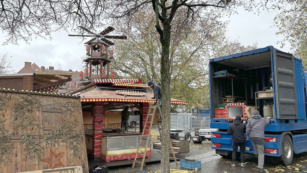 Die Weihnachtspyramide steht schon im Stadtgarten in Emden. Buden rundherum werden noch aufgebaut. Fotos: Hanssen