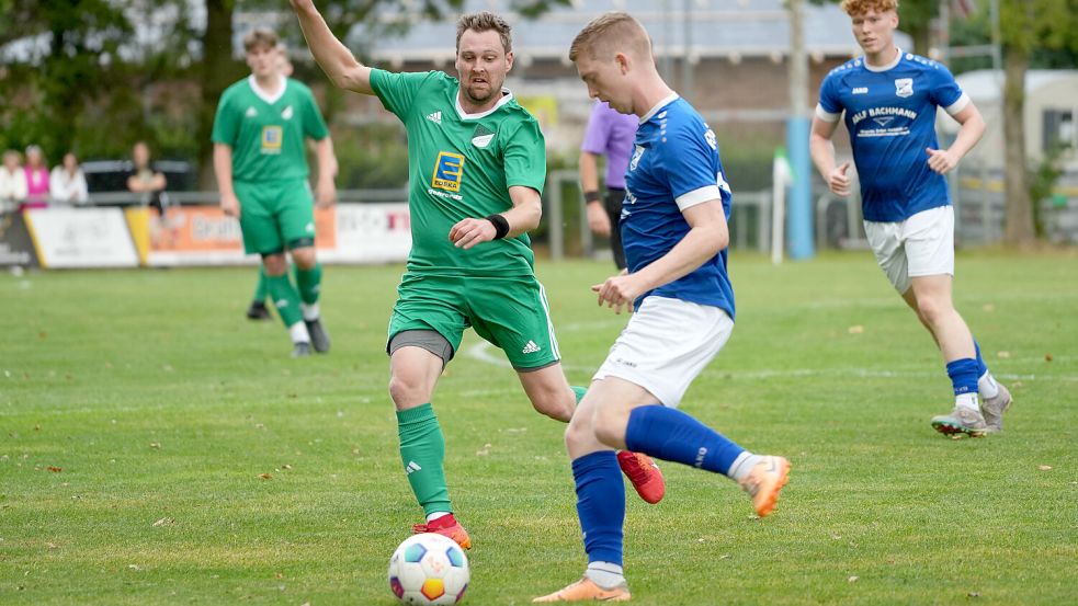 Kevin Genske (links) gelang im Rückspiel gegen Borssum ein Traumtor. Archivfoto: Vortanz