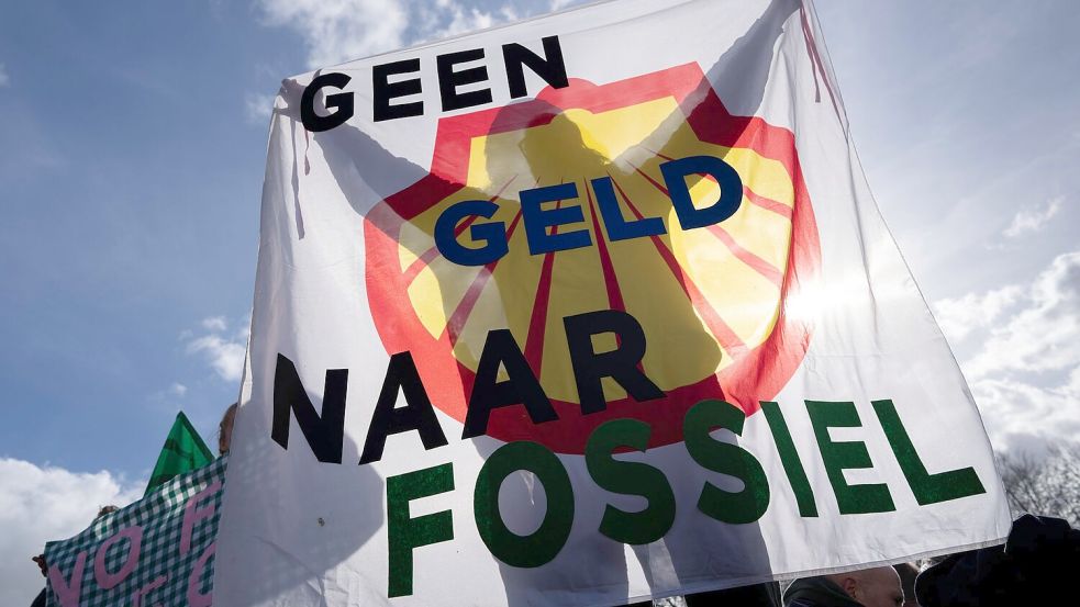 Wird das Klimaschutz-Urteil gegen Shell in zweiter Instanz bestätigt? (Archivbild) Foto: Peter Dejong/AP/dpa