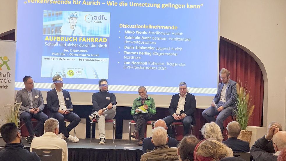 Das Podium in Aurich (von links): Mirko Wenlo (Auricher Stadtbaurat), Polizeirat Jan Nordhof), Deniz Brinkmeier (angehender Verkehrsplaner und einer der Verantwortlichen beim Projekt „Jugend gestaltet Aurich“), Reinhold Mohr (Vorsitzender des Umweltausschusses), Nordhorns Bürgermeister Thomas Berling und Moderator Daniel Noglik. Foto: privat