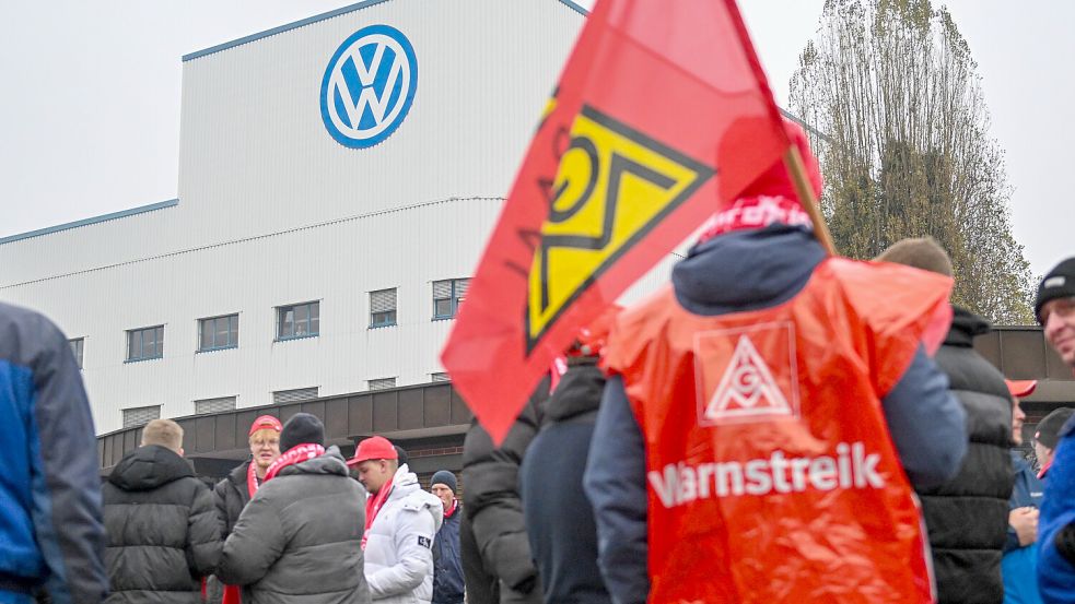 VW-Beschäftigte am Standort Osnabrück beim Warnstreik. Das frühere Karmann-Werk ist von der Schließung bedroht. Foto: Imago/osnapix /Titgemeyer