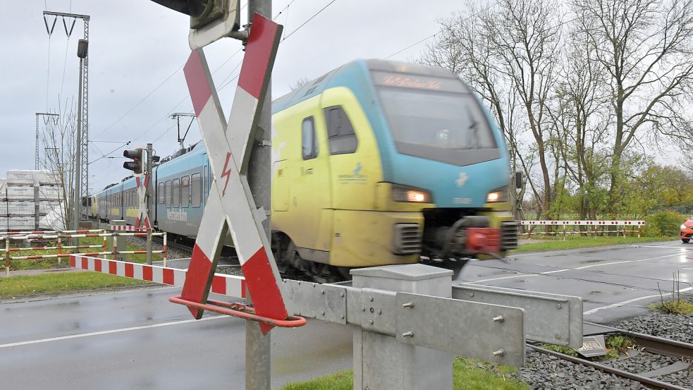 Noch hält die Westfalenbahn nicht in Neermoor. Das soll sich im kommenden Jahr ändern. Foto: Ortgies