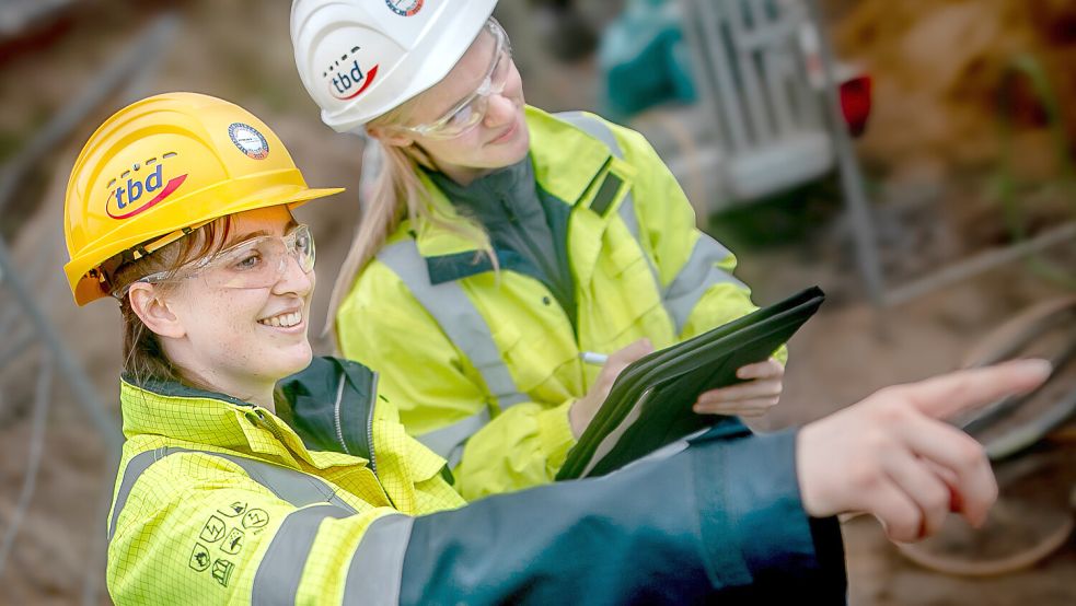 Lisa Grabert mit der Auszubildenden Fenja Reents beim Vermessen auf der Baustelle. Foto: Cordsen