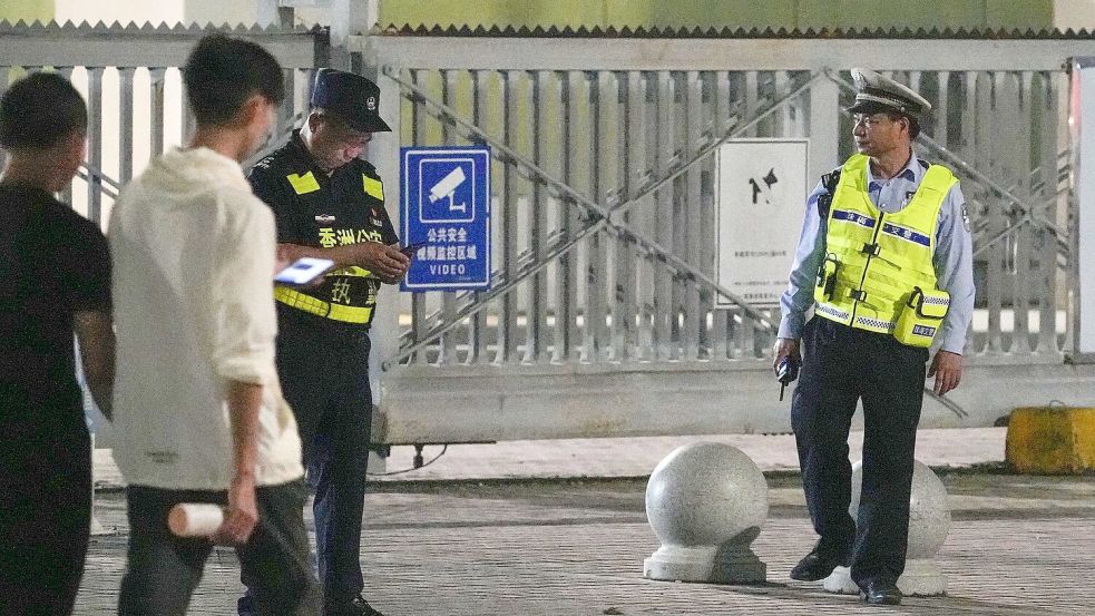 Sicherheitsbeamte stehen am Tor eines Sportzentrums Wache, wo ein Mann ein Auto in eine Gruppe von Menschen gefahren hat. Foto: kyodo/dpa