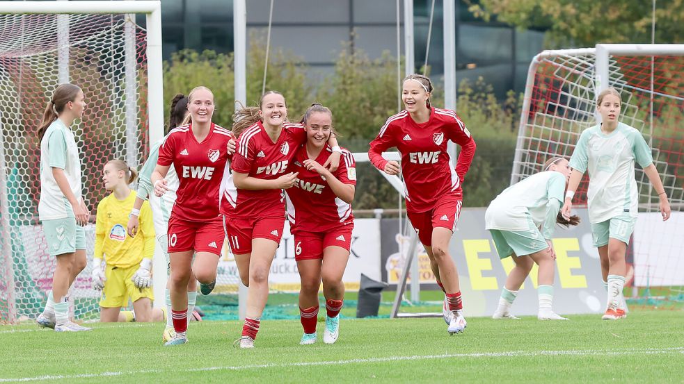 So richtiges Fußballglück empfanden die Auricher Spielerinnen beim 6:1-Sieg im DFB-Pokal gegen Werder Bremen. Das Foto zeigt die Auricherinnen (von links) Teresa Frizberg, Emilia Kanakhovska, Lucy Minne und Lynn Kupetz. Foto: Vortanz