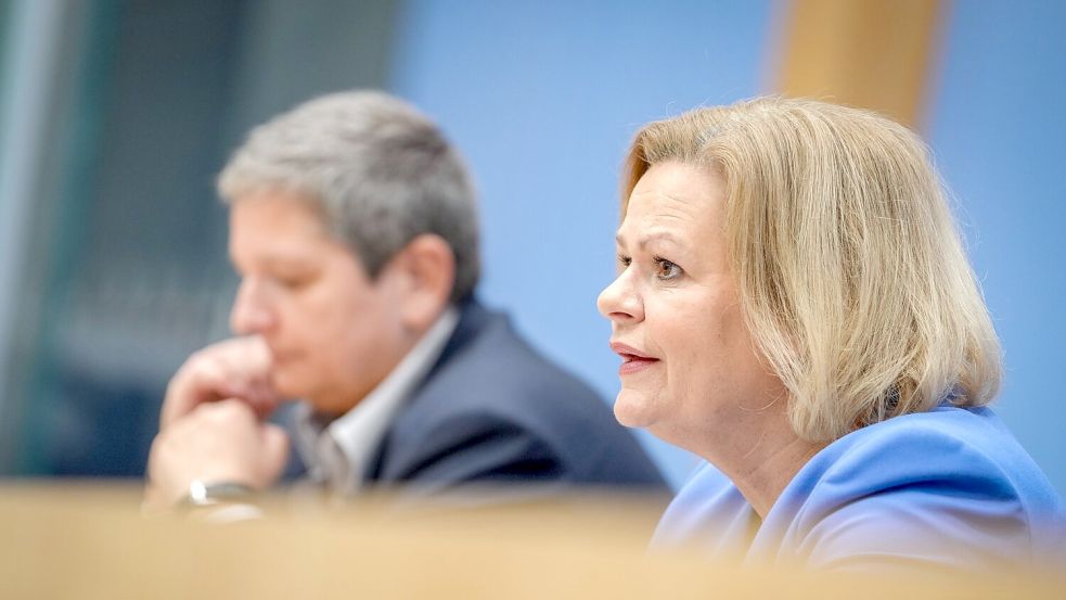 Innenministerin Nancy Faeser und BSI-Präsidentin Claudia Plattner bei der Vorstellung des BSI-Lageberichts. Foto: Kay Nietfeld/dpa