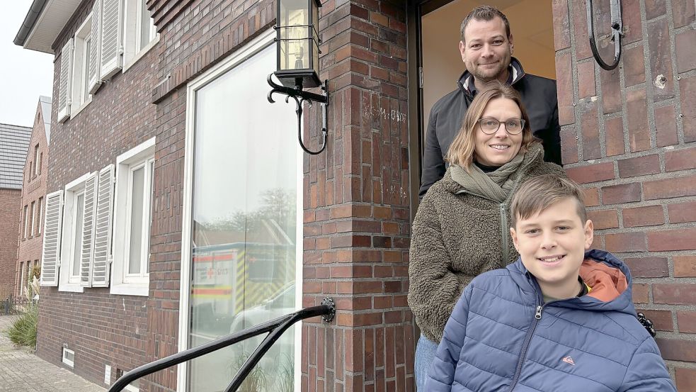 Füllen die ehemalige Alte Fehn-Apotheke am Rhauderfehner Untenende mit Leben: Monique Pehle, ihr Mann Sebastian, Sohn Maximilian und Tochter Louisa (fehlt im Bild). Foto: Janßen