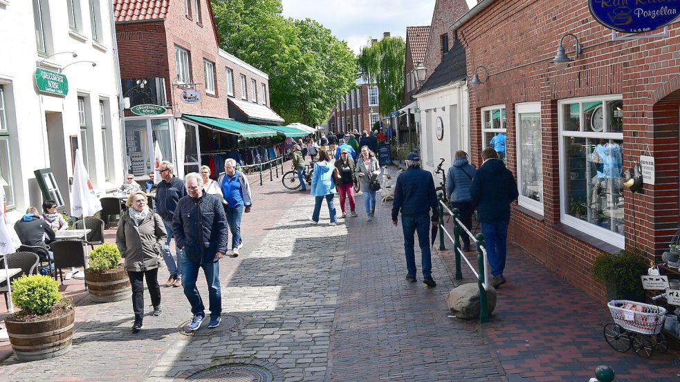 Während die Touristen in Greetsiel im Sommer für überfüllte Straßen sorgen, leben viele lokale Unternehmer von den durch Gäste generierten Einnahmen. Foto: Wagenaar/Archiv