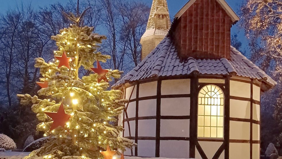 Festlich beleuchtete Kirche auf dem Nikolausmarkt. Foto: Veranstalter