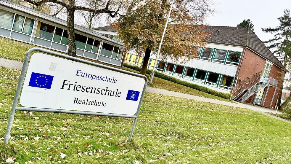 Die Polizei rückte am Sonntagabend zur Friesenschule in Leer aus. Foto: Ortgies