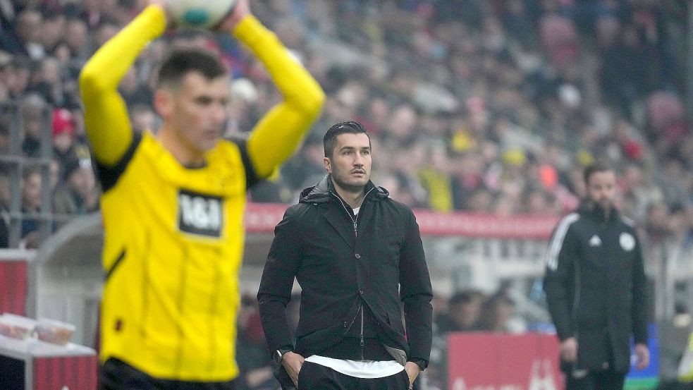 BvB-Trainer Nuri Sahin steht in Dortmund derzeit wegen ausbleibender Ergebnisse in der Kritik. Dabei fehlen ihm zahlreiche Stammspieler: Die Mannschaft stellt sich verletzungsbedingt nahezu von selbst auf. Foto: IMAGO / DeFodi