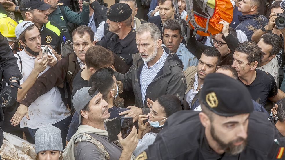 König Felipe VI. und Carlos Mazón, Präsident der Generalitat Valenciana, bei ihrem letzten Besuch in einem von den Überschwemmungen betroffenen Gebieten. Foto: dpa/Rober Solsona