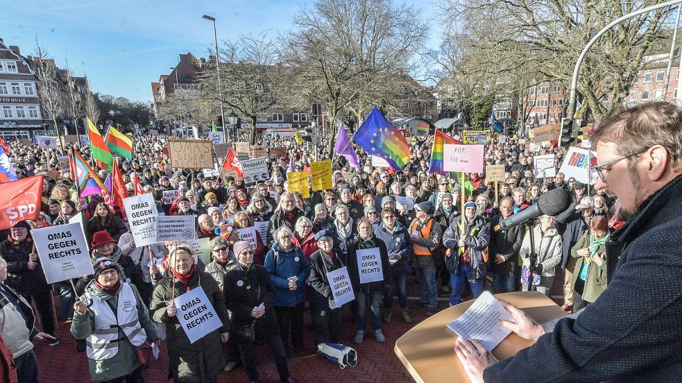 Eine ähnlich hohe Teilnehmerzahl wie bei der Demonstration gegen Rechtsextremismus und für Demokratie am 27. Januar 2024 erwartet das Bündnis „Emden Demokratisch" auch zu den Aktionen zum Grundgesetz-Jubiläum. Damals gingen mehr als 4000 Menschen in Emden auf die Straße. Foto: Ortgies/Archiv