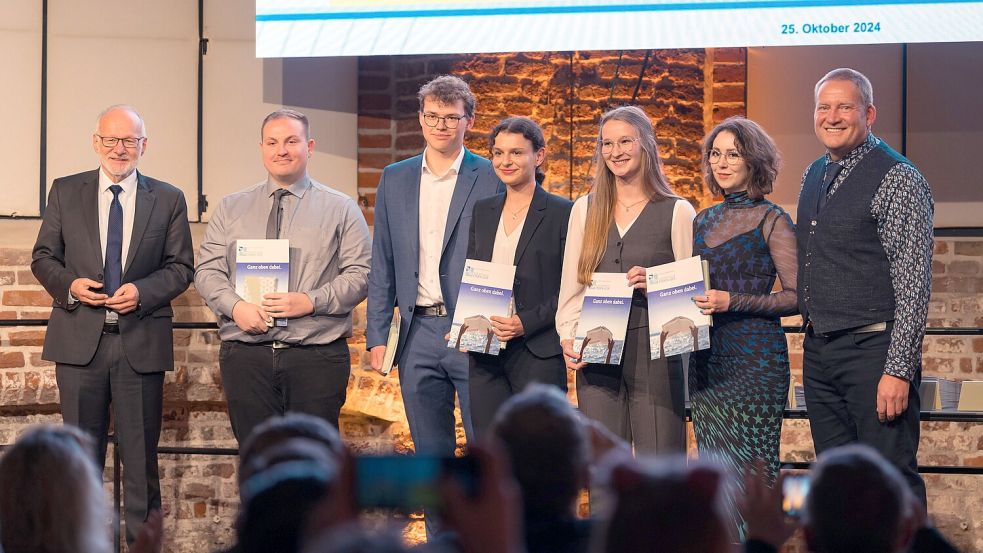 Ehrung der Halbjahresbesten (v.l.): Prof. Dr. Gerhard Kreutz, Rico Schmidt, Henrik Meyer, Julia Stulle, Nele Gosch, Rebecca Hampe, Prof. Dr. Dirk Rabe. Es fehlt Kathrin Rössing. Foto: privat