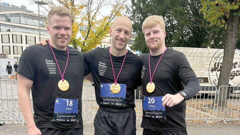 Thies Kruse (Mitte) lief den Marathon zusammen mit Jonas Kruse (links) und Tobias Thamling. Foto: privat