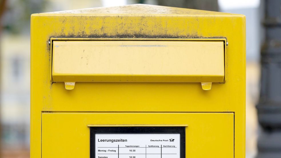 Ein Briefkasten mit viel Platz für Briefe. Foto: Hendrik Schmidt/dpa