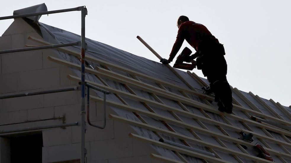 Dachdecker bekommen nach einem neuen Tarifabschluss deutlich mehr Geld (Archivbild). Foto: Jan Woitas/dpa