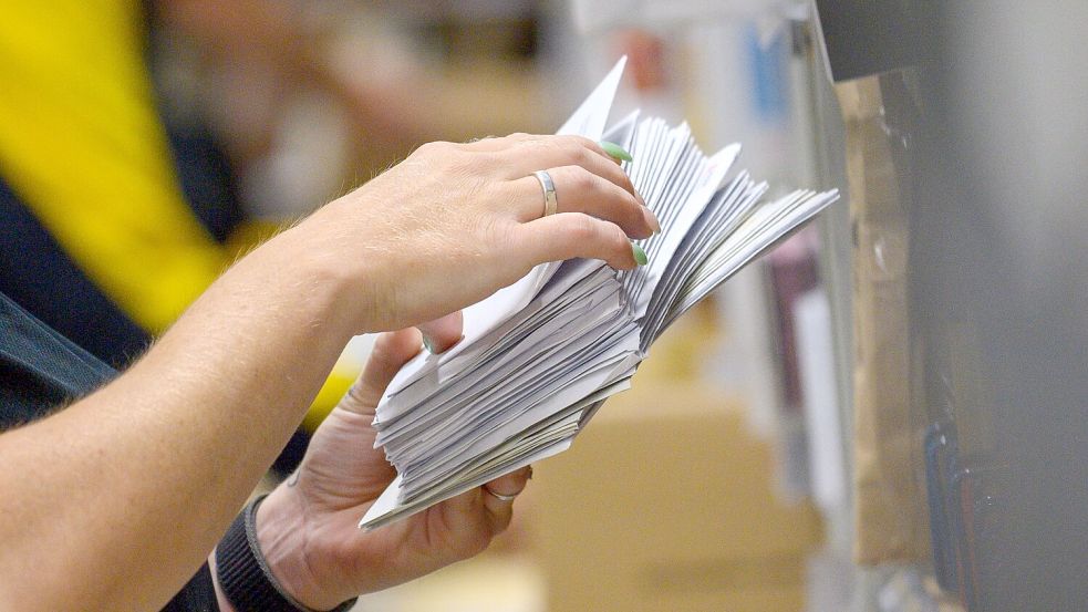 Eine Mitarbeiter der Deutschen Post sortiert in einem Zustellstützpunkt der Post Briefe. Foto: Klaus-Dietmar Gabbert/dpa