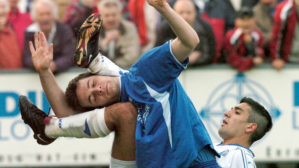 Deutschlands Sportfoto des Jahres 2004: Entstanden ist es am 25. April 2004 bei der Partie Kickers Emden gegen SV Meppen. Im weißen Trikot ist Meppens Mahmut Aktas zu sehen, der Emdens Jasmin Spahic mit den Füßen im Schwitzkasten hat. Foto: Helmut Kemme