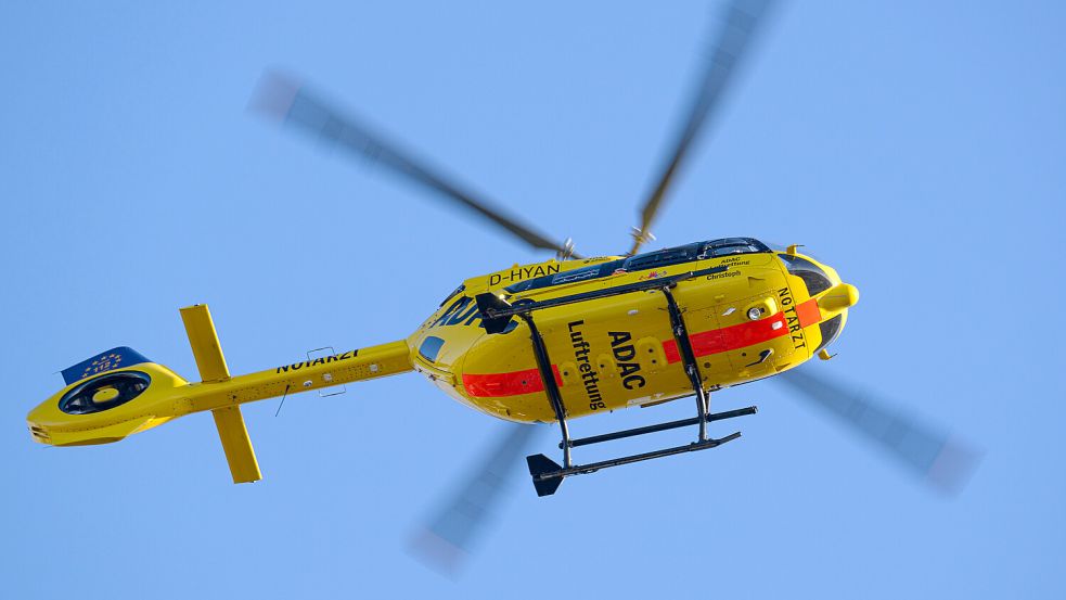 Mit einem Rettungshubschrauber wurde die Fußgängerin ins Krankenhaus geflogen. Dort erlag sie ihren schweren Verletzungen. Symbolfoto: DPA