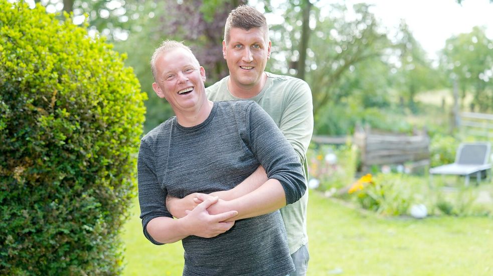 Zwischen Bauer Heino (vorn) und Hofmann Markus knistert es. Foto: RTL/Stefan Gregorowius