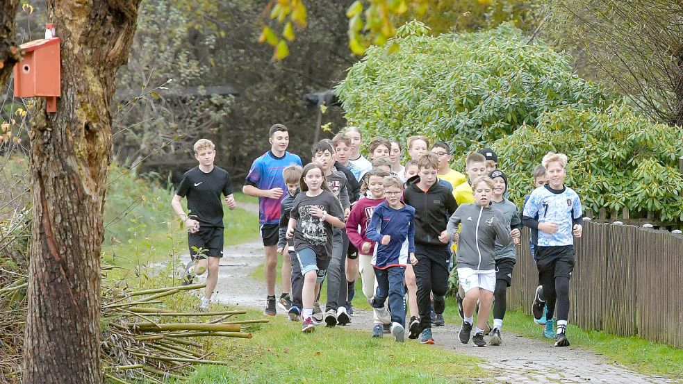 Einmal in der Woche geht es zum Laufen in den Park am Torf- und Siedlungsmuseum in Wiesmoor. In den Ferien gibt es in der Ossiloop-AG sogar Hausaufgaben – und erste Starts bei Wettbewerben. Foto: Ortgies