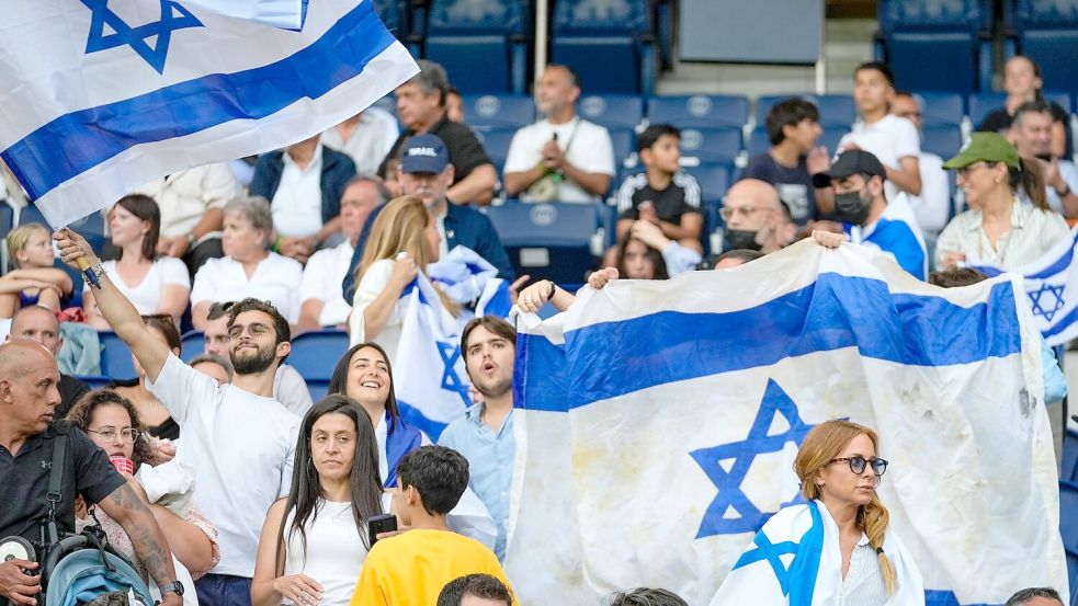 Am Donnerstag werden nur wenige Fans aus Israel erwartet. (Archivbild) Foto: Rebecca Blackwell/AP