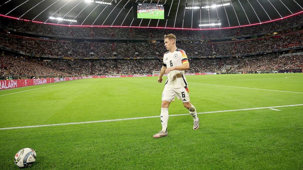 Joshua Kimmich trägt die Kapitänsbinde mit der Erfahrung von 95 Länderspielen. Foto: Christian Charisius/dpa