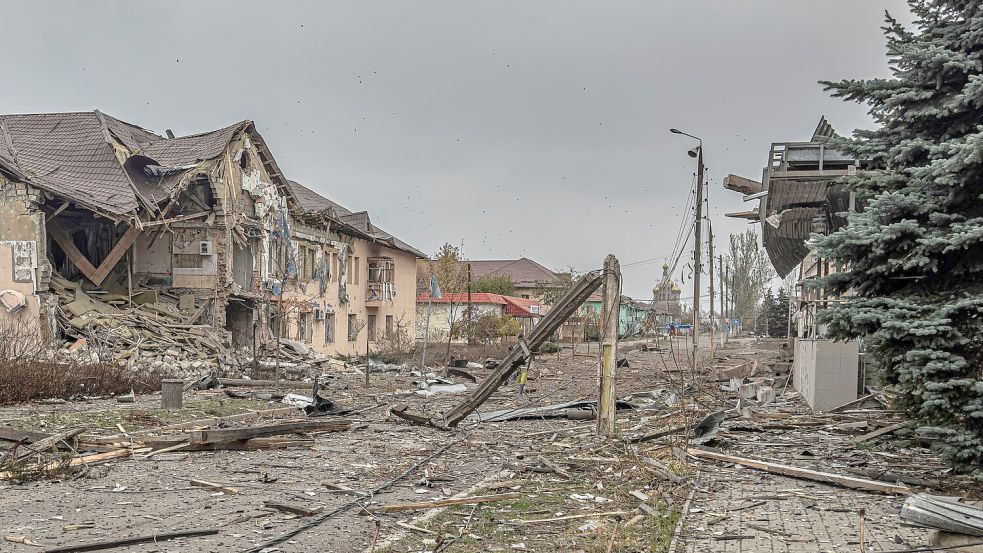 In der Frontausbuchtung um die von einer Einschließung bedrohten und stark zerstörten Kleinstadt Kurachowe im Donezker Gebiet erzielten die russischen Truppen ukrainischen Militärbeobachtern zufolge weiter Geländegewinne. (Archivbild) Foto: Anton Shtuka/AP/dpa