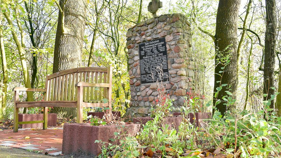 Die Gedenktafel für die Opfer des Ersten und Zweiten Weltkrieges in Suurhusen. Foto: Wagenaar