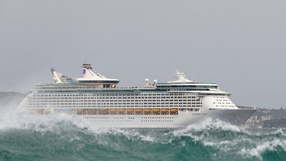 Die „Explorer of the Seas“ im vergangenen Oktober bei stürmischer See vor Kroatien. Foto: IMAGO / Pixsell