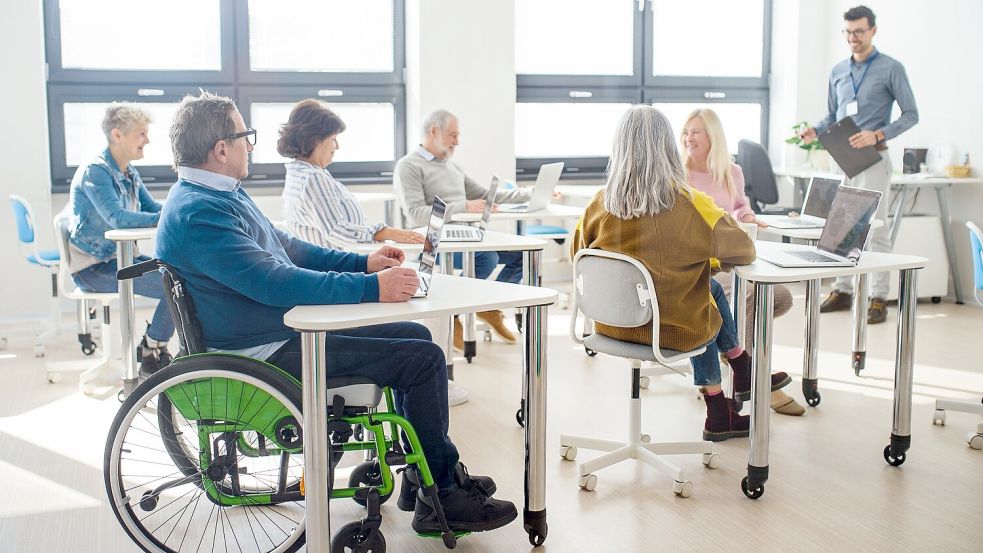 Wer in einem Rollstuhl sitzt, ist auf barrierefreie Räume angewiesen. Symbolfoto: Halfpoint/stock.adobe.com