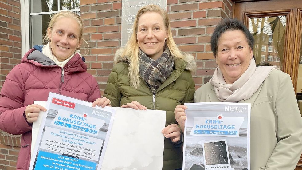 Ilka Löhr vom Wirtschaftsforum Norden (von Links) und Corinn Ketelsen vom Stadtmarketing und Ilona Eilts vom Tourismus-Service haben dafür gesorgt, dass der Krimi-Comic auch in der Stadt lesbar ist. Foto: Tourismus-Service