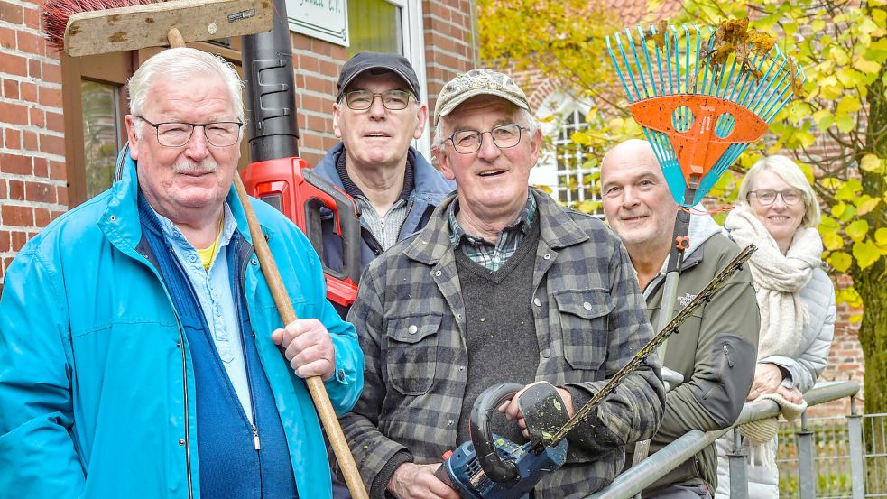 Heinz Richter (von links), Herbert Ehrlich, Reenhard Lindena und Gerhard Reck vom Männertrupp und die Kassenwartin des Bürgervereins, Manuela Frerichs. Fotos: Ortgies