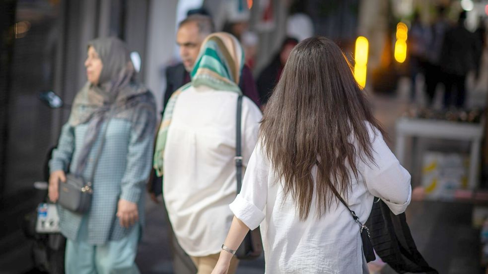 Immer mehr Frauen ignorieren im Iran mittlerweile die Kleiderordnung. (Archivbild) Foto: Arne Immanuel Bänsch/dpa