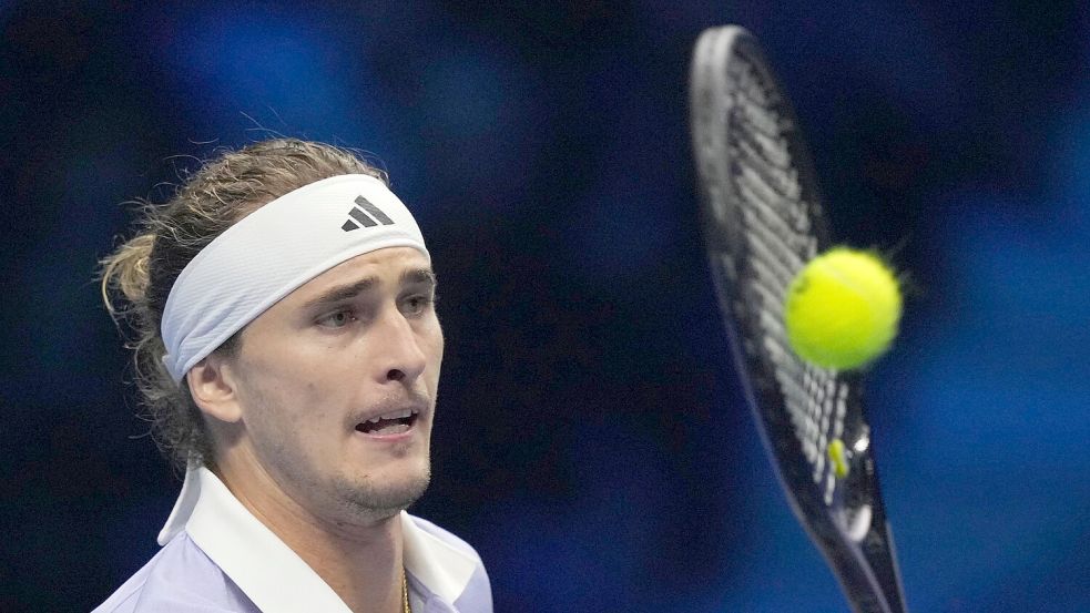 Alexander Zverev steht dicht vor dem Halbfinaleinzug beim Tennis-Saisonfinale, ganz sicher ist sein Weiterkommen aber noch nicht. Foto: Antonio Calanni/AP/dpa