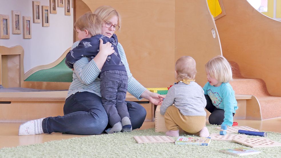 Trösten, spielen, Nase putzen: Fachkräfte in Kitas, wie hier auf einem Archivbild zu sehen, sind täglich nah dran an den kleinen Schnupfennasen. Foto: Romuald Banik