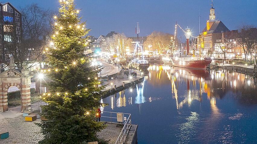 Der Emder Weihnachtsmarkt soll in Zukunft noch mehr mit seiner Nähe zum Wasser punkten. Foto: Stadt Emden/Archiv