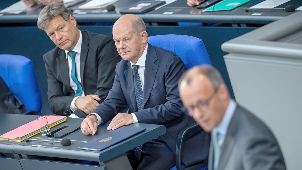 Wahlkampf zu Weihnachten: Friedrich Merz (CDU, vorn), der jetzige Bundeskanzler Olaf Scholz (SPD, Mitte) und Vize-Kanzler Robert Habeck (Bündnis 90/Die Grünen) treten als Kanzlerkandidat an. Foto: Kappeler/dpa