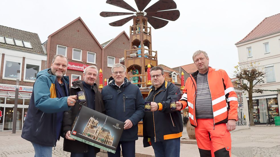 Freuen sich auf die Eröffnung des Weihnachtszaubers in Aurich (von links): Udo Hippen (Vorsitzender des Kaufmännischen Vereins), Marco Bordasch(Verkehrsverein Aurich), Aurichs Bürgermeister Horst Feddermann, (Jens Coordes (Goldene Sieben) und Stadtgärtner Tjakobus Gruben. Fotos: Wittich