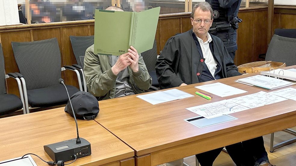 Der 52-Jährige aus Weener wurde vor dem Landgericht Aurich zu einer Haftstrafe verurteilt. Neben ihm sitzt auf diesem Foto vom ersten Prozesstag sein Anwalt Folkert Adler. Foto: Vogt/Archiv