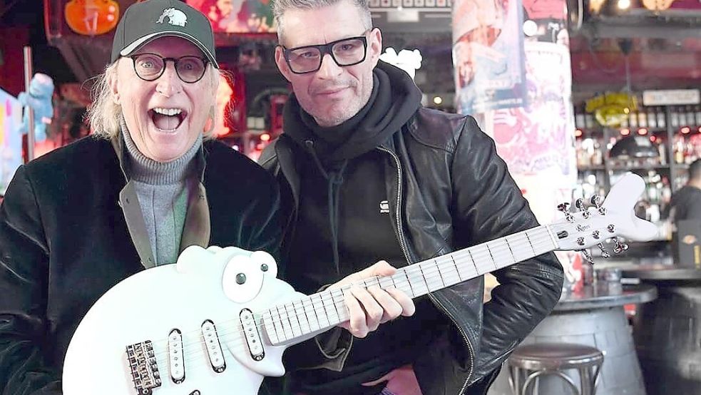 Otto und Jens Ritter haben die „Otticaster“-Gitarre gestiftet. Sie wird jetzt versteigert. Foto: privat