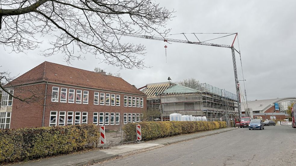 Die Früchteburgschule wird aktuell zur benachbarten Nordseehalle hin deutlich erweitert. Der Neubau soll im Sommer 2025 schon fertig sein. Foto: Hanssen