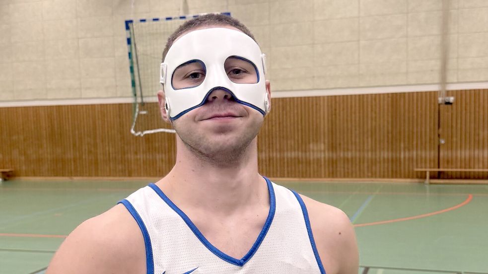 Maksym Fomenko spielt mit einer Maske. Foto: Meiborg