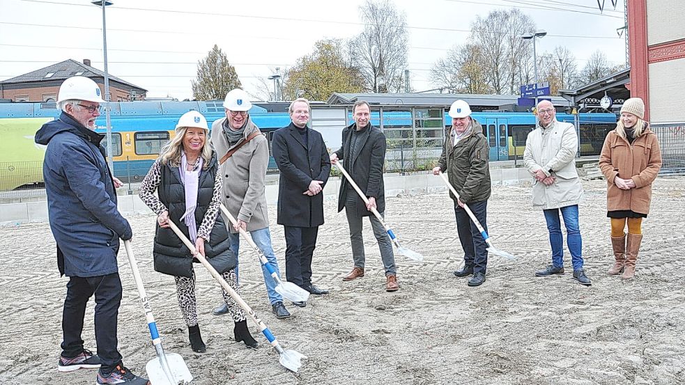 Die Vertreter der Politik – Bruno Schachner (Grüne), Hiltrud Richmond (CDU), Sven Albers (FDP/Moin) – sowie Architekt Arnd Andreas Vickers, Henning Fietz von der Suchtkrankenhilfe Ostfriesland als Betreiber, Bürgermeister Claus-Peter Horst, Erster Stadtrat Detlef Holz und Alexandra Abraham vom Gebäudemanagement der Stadt Leer machten den symbolischen ersten Spatenstich für die Fahrradstation. Foto: Wolters