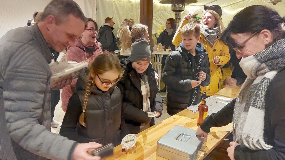 Vielerorts in Emden – hier eine Szene aus der Pumpstation Transvaal 2023 – wird am Abend vor Nikolaus geknobelt. Foto: Hanssen/Archiv