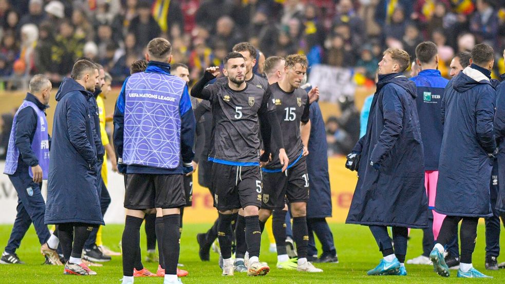 Kosovos Nationalmannschaft verlässt vorzeitig das Spielfeld. Foto: Alexandru Dobre/AP/dpa