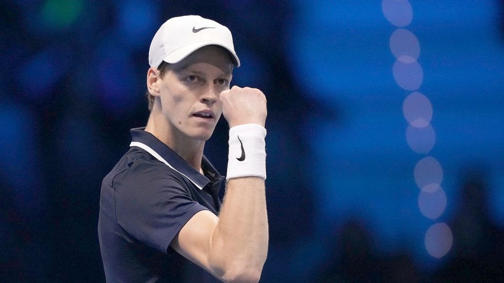 Publikumsliebling Jannik Sinner geht als Favorit in das Endspiel der ATP Finals gegen Taylor Fritz. Foto: Antonio Calanni/AP/dpa