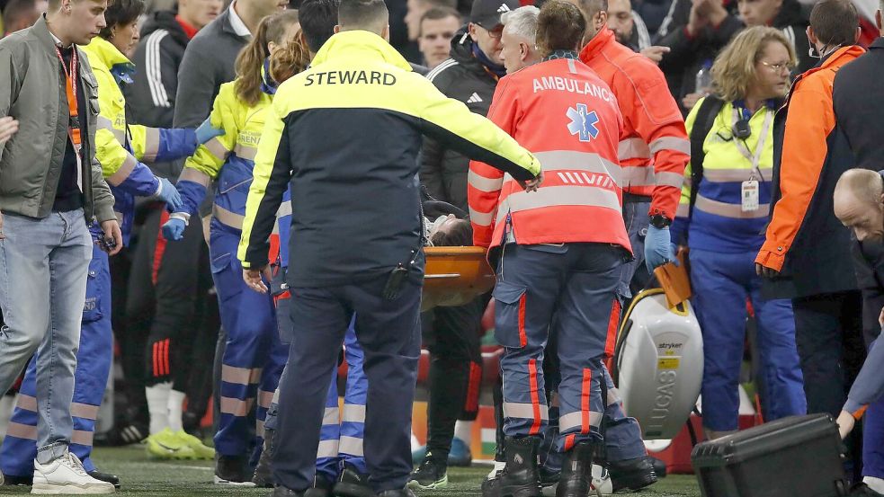 Beim Spiel in Amsterdam ist es zu einem medizinischen Notfall gekommen. Foto: Bart Stoutjesdijk/ANP/dpa