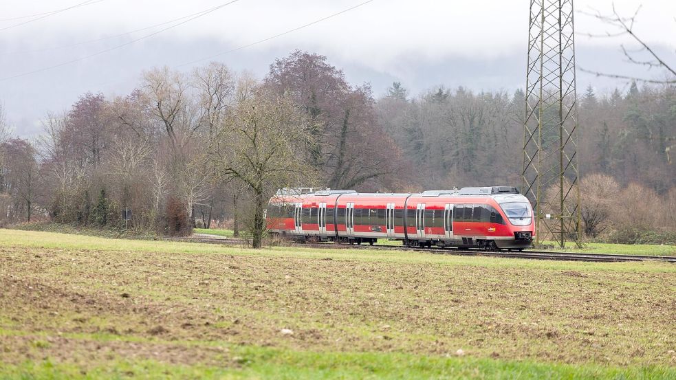 Auf rund einem Drittel des deutschen Schienennetzes können wegen fehlender Oberleitungen keine elektrischen Züge fahren. (Archivbild) Foto: Philipp von Ditfurth/dpa